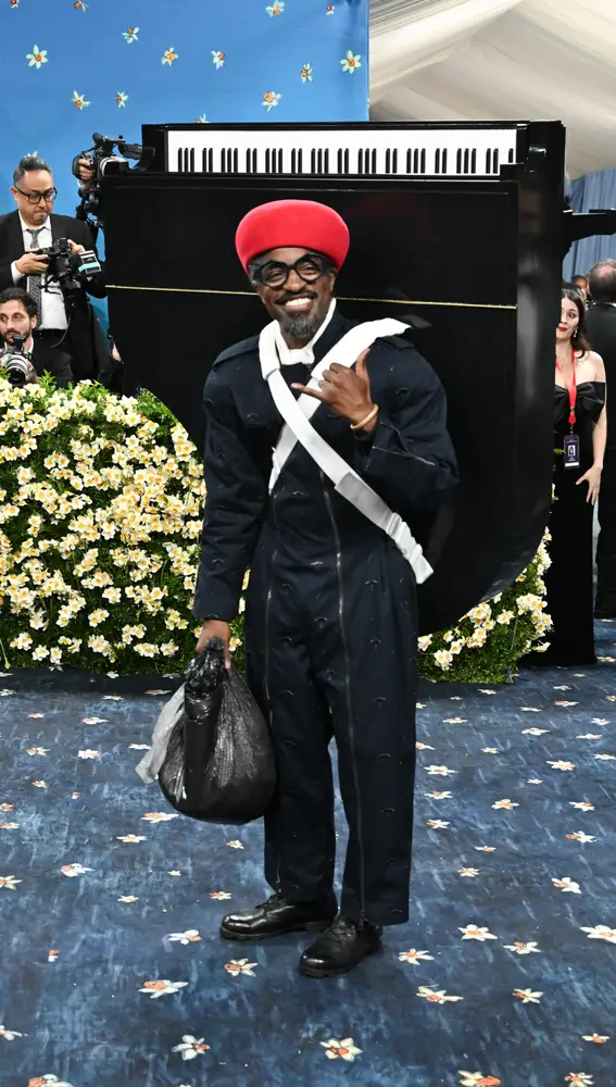 Andre 3000 con un piano en la Met Gala Andre 3000 con un piano en la Met Gala