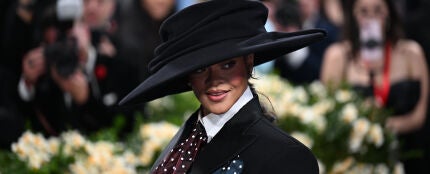 Rihanna anuncia su tercer embarazo con un espectacular look en la Met Gala