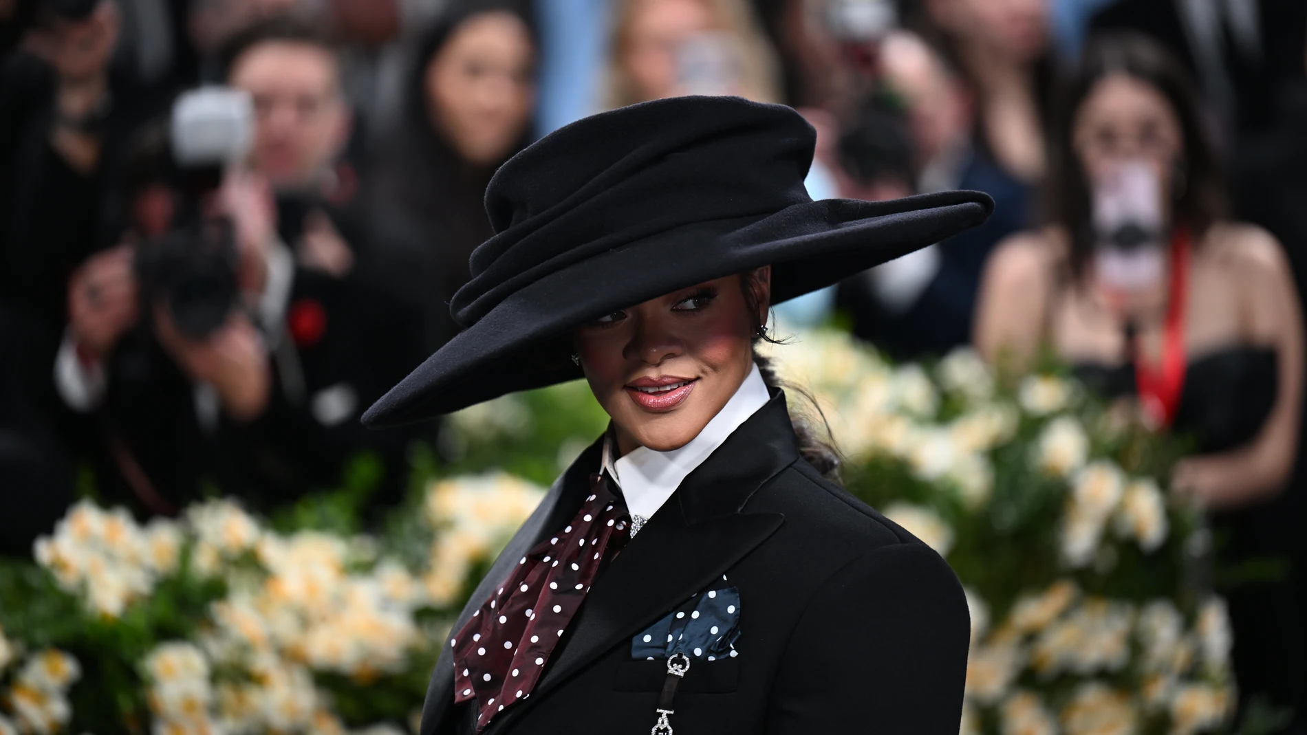 Rihanna anuncia su tercer embarazo con un espectacular look en la Met Gala Rihanna anuncia su tercer embarazo con un espectacular look en la Met Gala