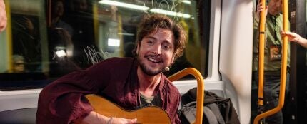 Manuel Carrasco en el Metro de Madrid para presentar su disco 'Pueblo Salvaje II'