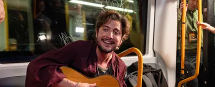 Manuel Carrasco en el Metro de Madrid para presentar su disco 'Pueblo Salvaje II' Manuel Carrasco en el Metro de Madrid para presentar su disco 'Pueblo Salvaje II'