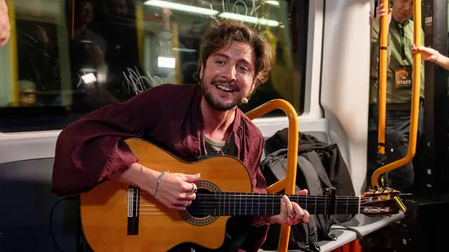 Manuel Carrasco en el Metro de Madrid para presentar su disco 'Pueblo Salvaje II'