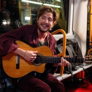 Manuel Carrasco en el Metro de Madrid para presentar su disco 'Pueblo Salvaje II'