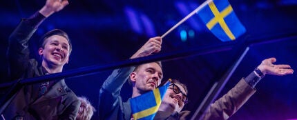 Los representantes de Suecia, el grío finlandés KAJ, en la primera semifinal de Eurovisión 2025.