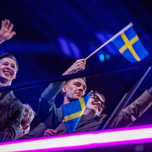 Los representantes de Suecia, el grío finlandés KAJ, en la primera semifinal de Eurovisión 2025.