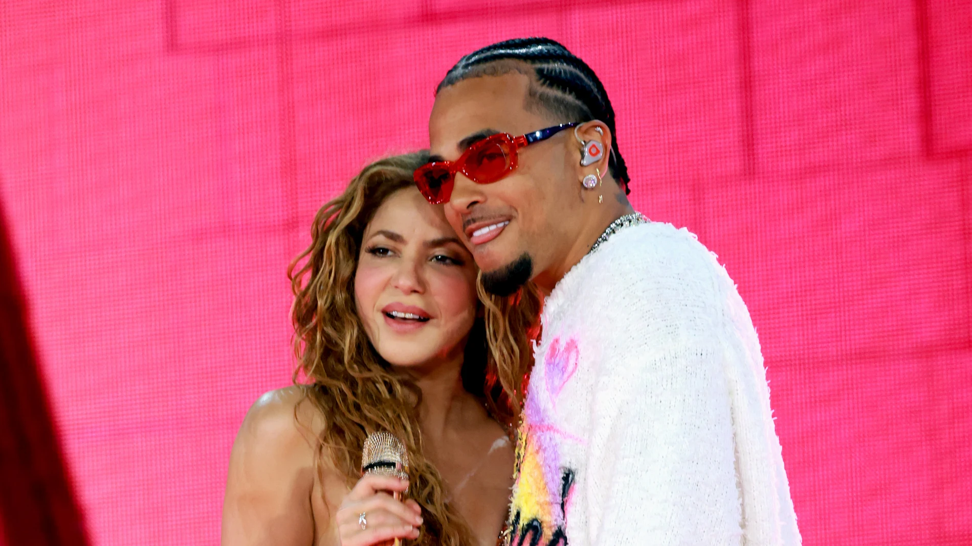 Shakira invita a Ozuna para cantar 'Monotonía' en su concierto en Nueva York Shakira invita a Ozuna para cantar 'Monotonía' en su concierto en Nueva York