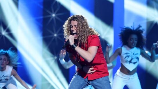 ¡Un torbellino! Mikel Herzog Jr. ‘camina’, vuela, gira y lo da todo como David Bisbal