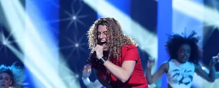 ¡Un torbellino! Mikel Herzog Jr. ‘camina’, vuela, gira y lo da todo como David Bisbal ¡Un torbellino! Mikel Herzog Jr. ‘camina’, vuela, gira y lo da todo como David Bisbal
