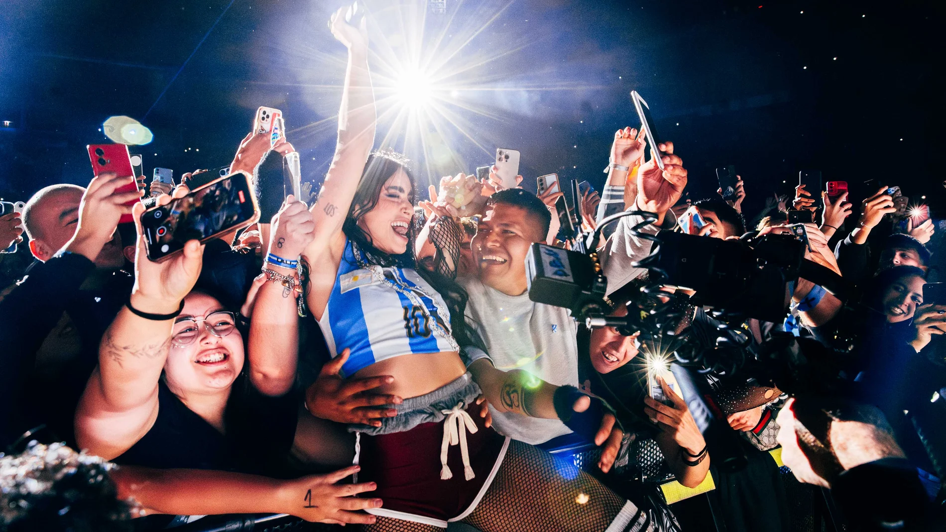LALI revoluciona argentina desde el estadio Vélez ante el clamor de 90.000 personas LALI revoluciona argentina desde el estadio Vélez ante el clamor de 90.000 personas