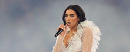 Dua Lipa durante su actuación en la final de Champions en 2018