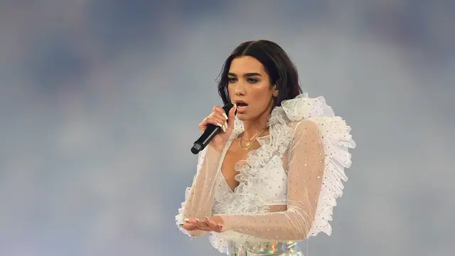 Dua Lipa durante su actuación en la final de Champions en 2018
