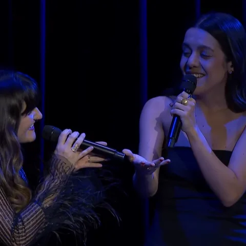 El emotivo homenaje de Valeria Castro y Rozalen a Pau Donés en los Premios de la Música El emotivo homenaje de Valeria Castro y Rozalen a Pau Donés en los Premios de la Música