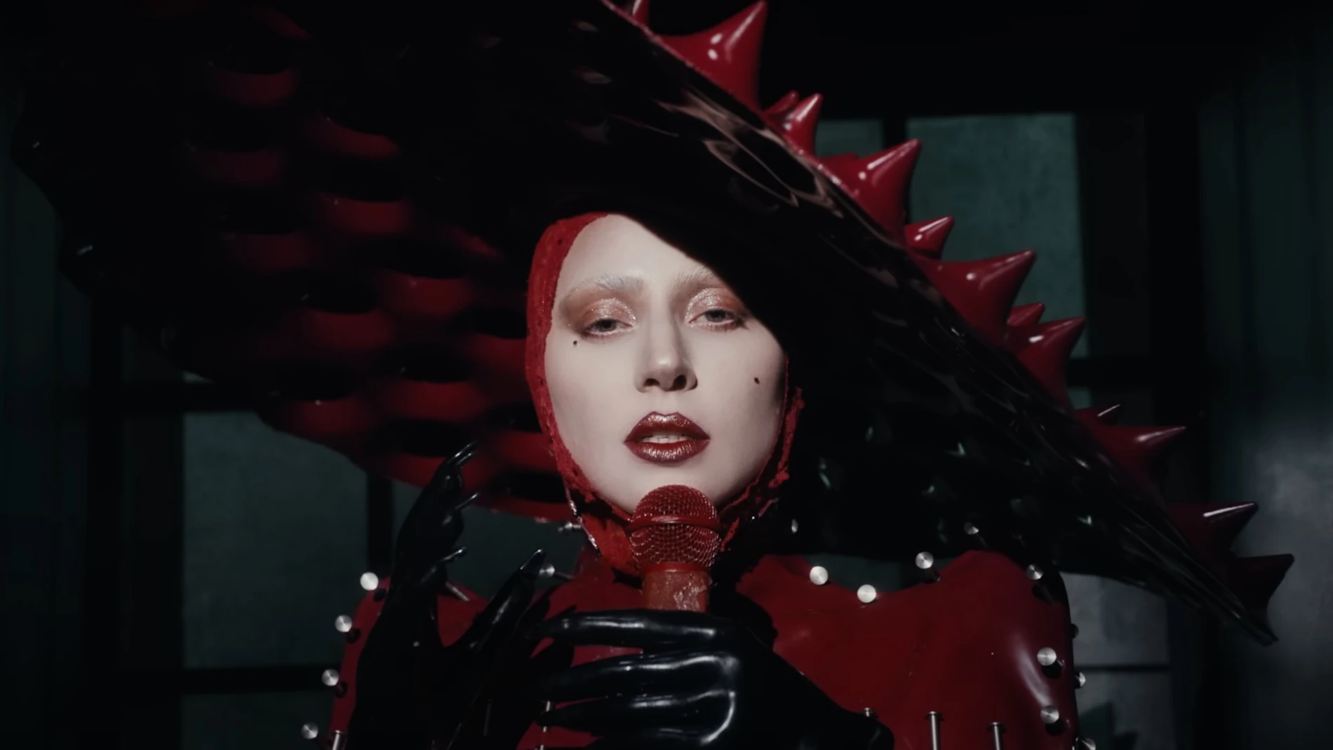 Lady Gaga en el videoclip de 'Abracadabra' Lady Gaga en el videoclip de 'Abracadabra'