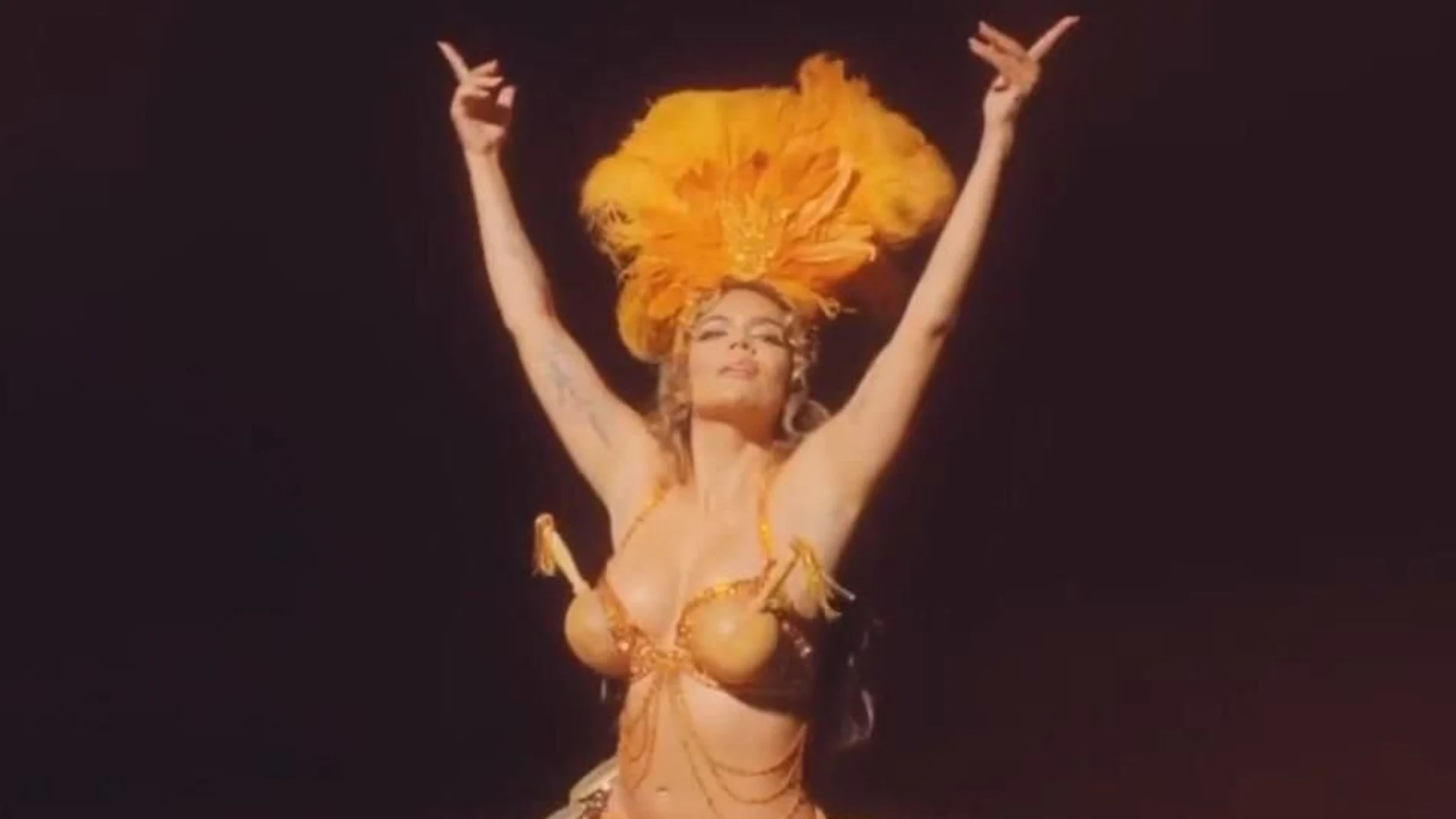 Karol G, en el vídeo para anunciar su disco 'TROPICOQUETA' Karol G, en el vídeo para anunciar su disco 'TROPICOQUETA'