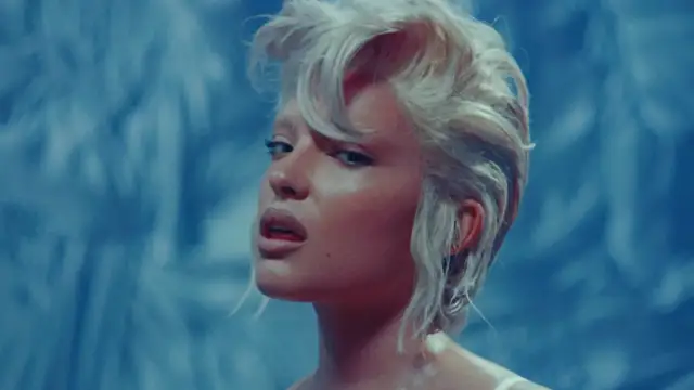 Violeta Hódar adelanta su disco debut con 'II. ME PELEA', su focus track