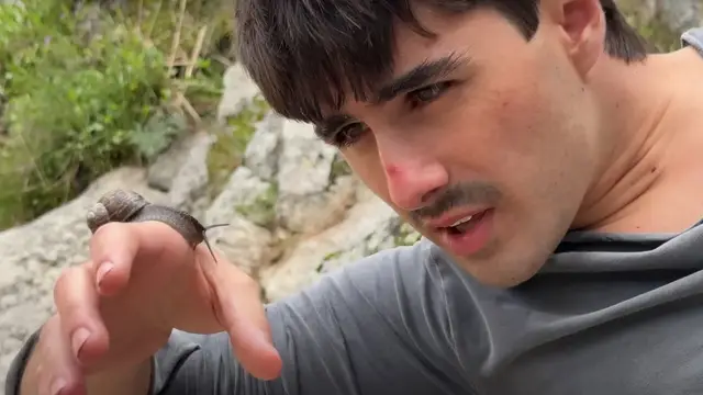 MARTIN en el videoclip de 'Nadadora'