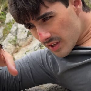 MARTIN en el videoclip de 'Nadadora'