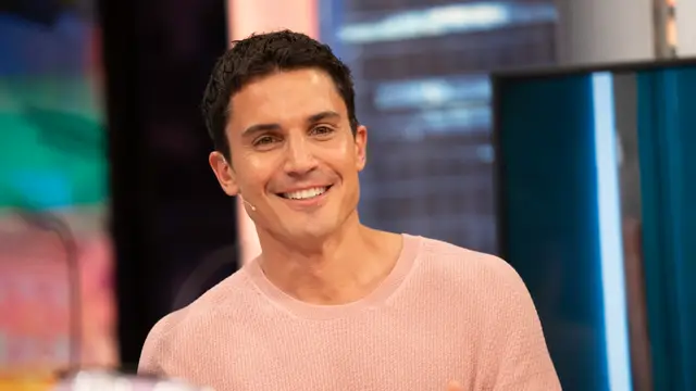El actor Álex González sorprende al imitar a David Bisbal: "Máxima admiración"