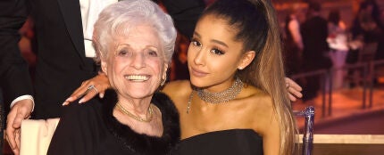 Ariana Grande y su abuela Marjorie Grande en 2016