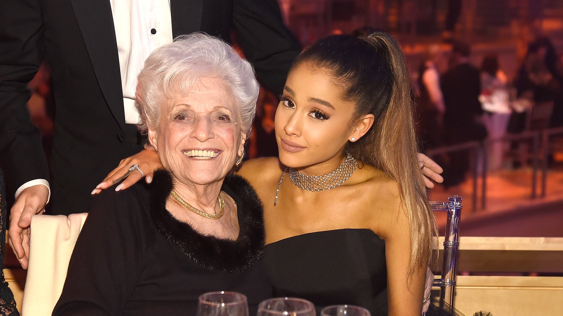 Ariana Grande y su abuela Marjorie Grande en 2016 Ariana Grande y su abuela Marjorie Grande en 2016