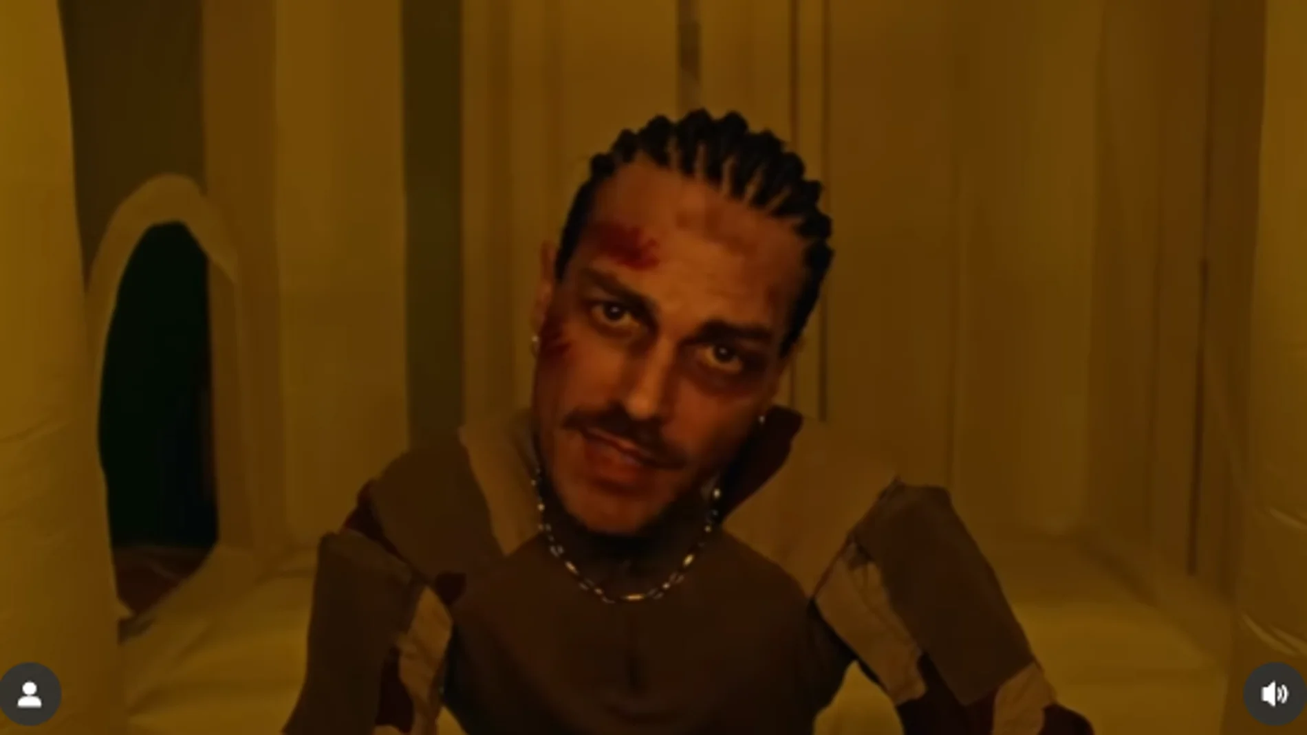 Alberto Jiménez, de Miss Caffeína, en el vídeo de 'Argumento de Mierda' Alberto Jiménez, de Miss Caffeína, en el vídeo de 'Argumento de Mierda'