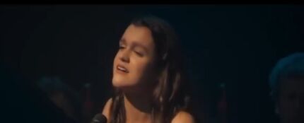 La celebrada actuación de Amaia cantando 'Volver' en el documental de Los Javis