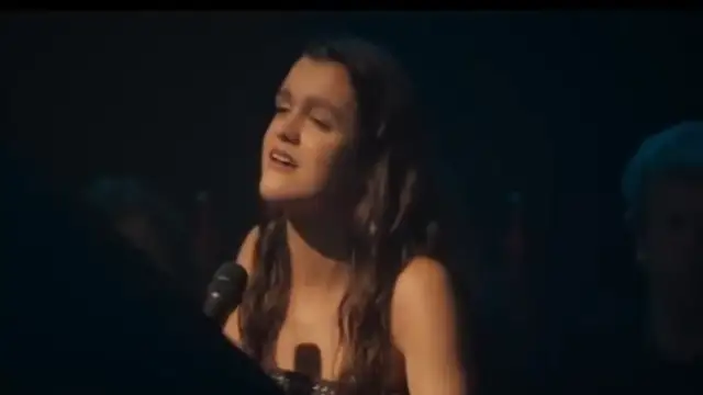 La celebrada actuación de Amaia cantando 'Volver' en el documental de Los Javis