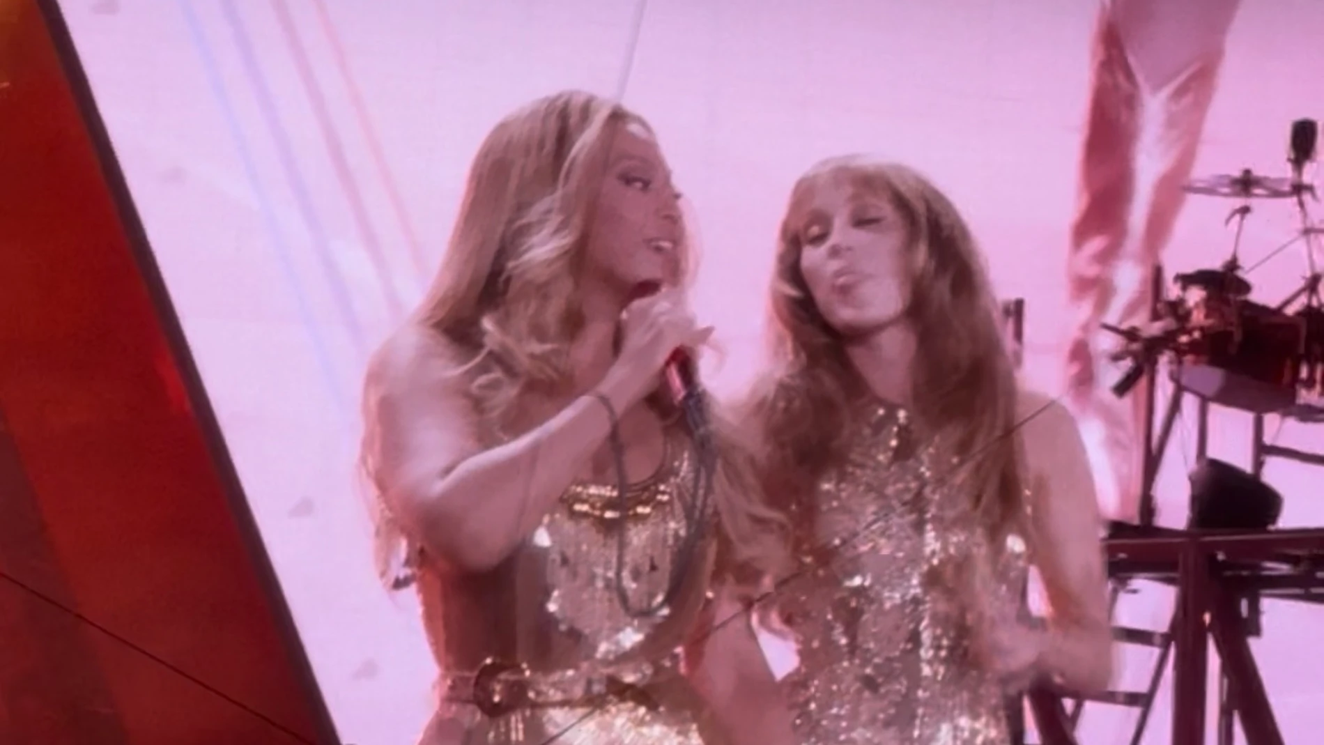 Miley Cyrus con Beyoncé en París Miley Cyrus con Beyoncé en París