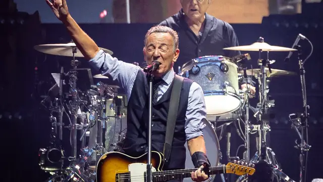 Bruce Springsteen durante el concierto que ofrece con la E Street Band en el estadio de Anoeta, en San Sebastián