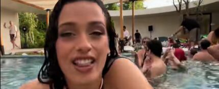 Chanel celebra el estreno de 'Zakaza' desde la piscina de la casa de los Javis