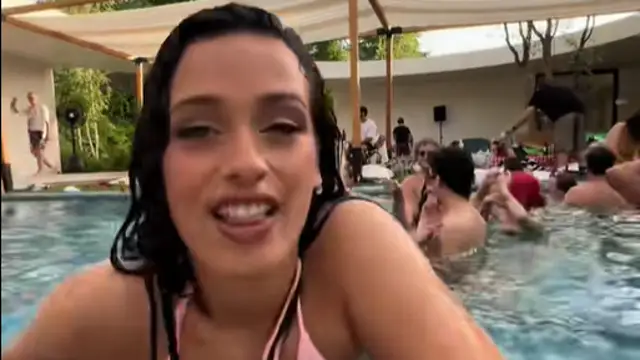 Chanel celebra el estreno de 'Zakaza' desde la piscina de la casa de los Javis