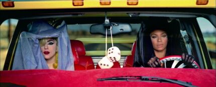 Lady Gaga y Beyoncé, en el videoclip de 'Telephone'