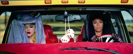 Lady Gaga y Beyoncé, en el videoclip de 'Telephone' Lady Gaga y Beyoncé, en el videoclip de 'Telephone'