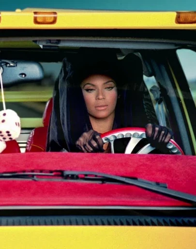 Lady Gaga y Beyoncé, en el videoclip de 'Telephone' Lady Gaga y Beyoncé, en el videoclip de 'Telephone'