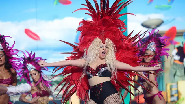 ¿Otra vez en Carnaval? Yenesi monta una fiesta en plató convertida en Niki Minaj con ‘Pound the alarm’