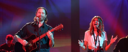 Bertín Osborne y Mariana Gómez conquistan el escenario como Bradley Cooper y Lady Gaga con ‘Shallow’