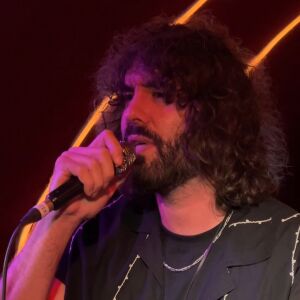 Mikel Izal juega a  Mikel Izal juega a