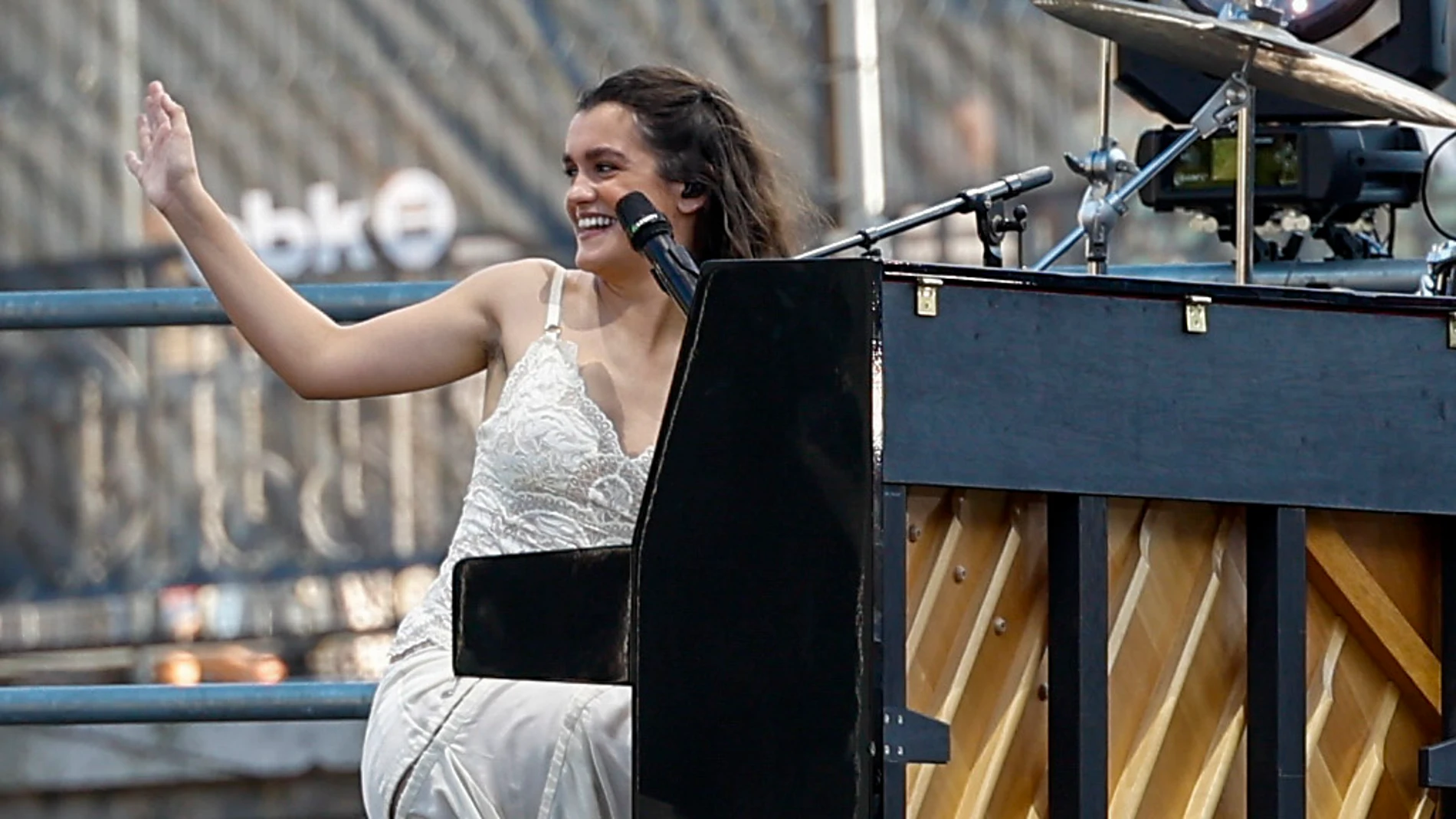 Amaia sobre la ría del Nervión de Bilbao Amaia sobre la ría del Nervión de Bilbao