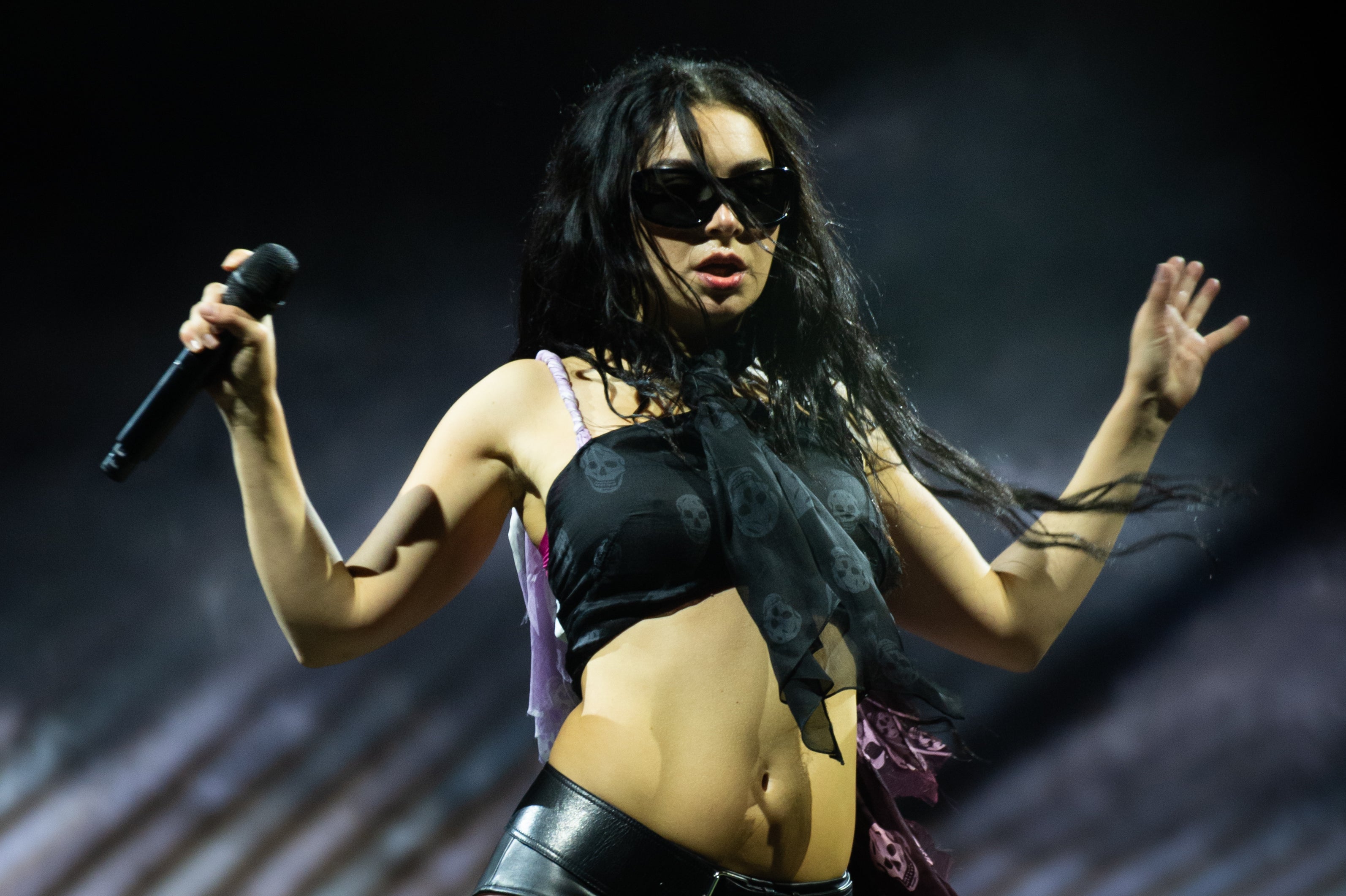 Charli XCX responde a las críticas tras cantar con autotune en su concierto de Glastonbury Charli XCX responde a las críticas tras cantar con autotune en su concierto de Glastonbury