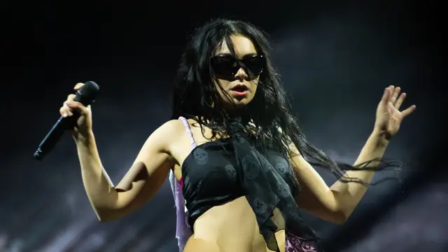 Charli XCX responde a las críticas tras cantar con autotune en su concierto de Glastonbury