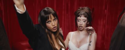 Emilia y Six sex en el videoclip de 'Pasarella'