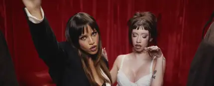 Emilia y Six sex en el videoclip de 'Pasarella' Emilia y Six sex en el videoclip de 'Pasarella'