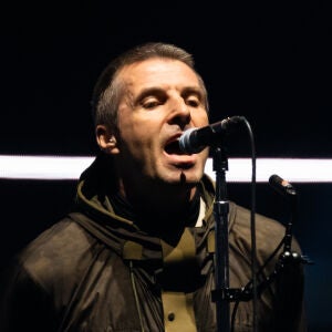 El enfado de Oasis después del lanzamiento de dos bengalas en su concierto El enfado de Oasis después del lanzamiento de dos bengalas en su concierto