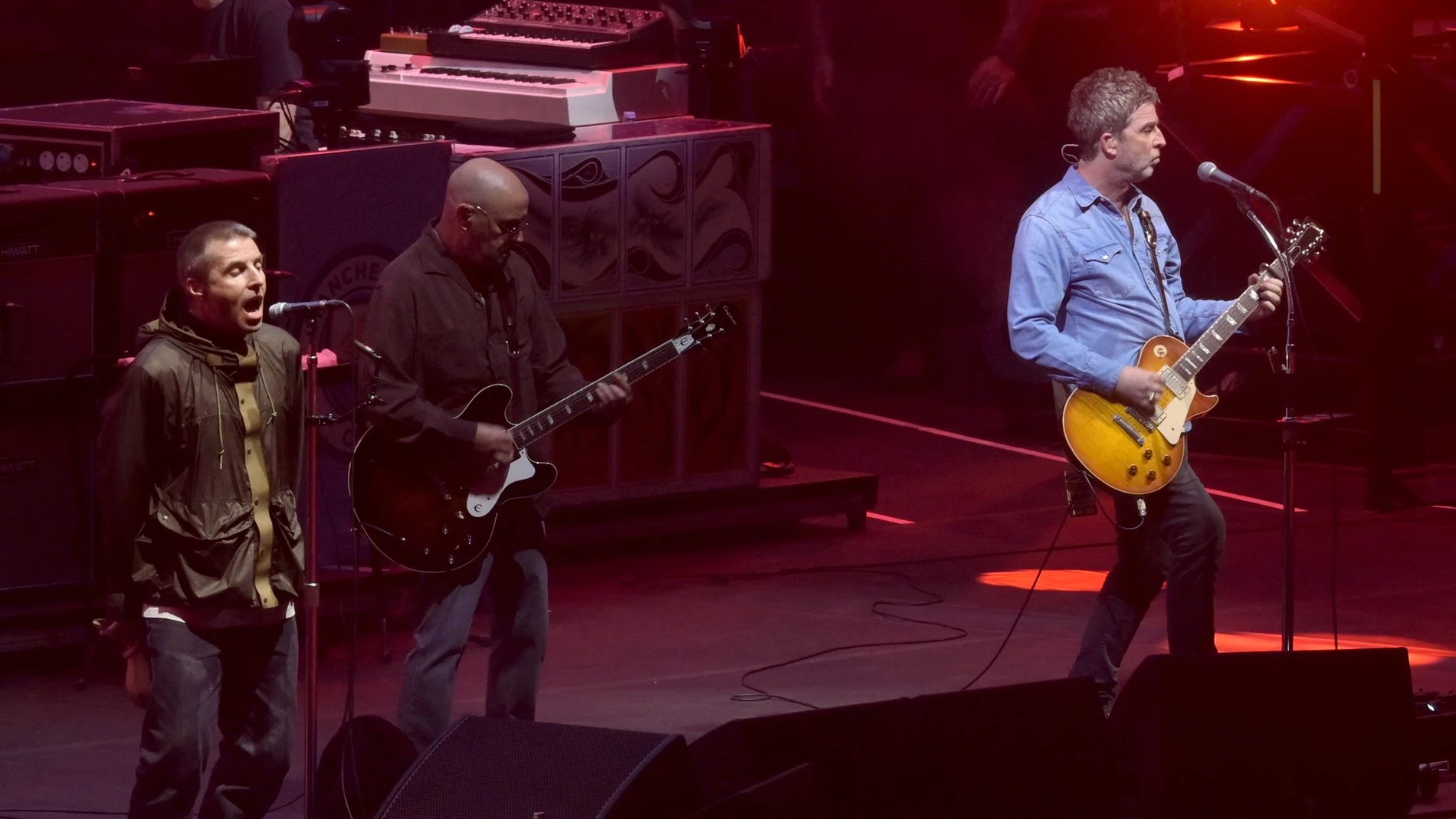 Oasis en Cardiff Oasis en Cardiff