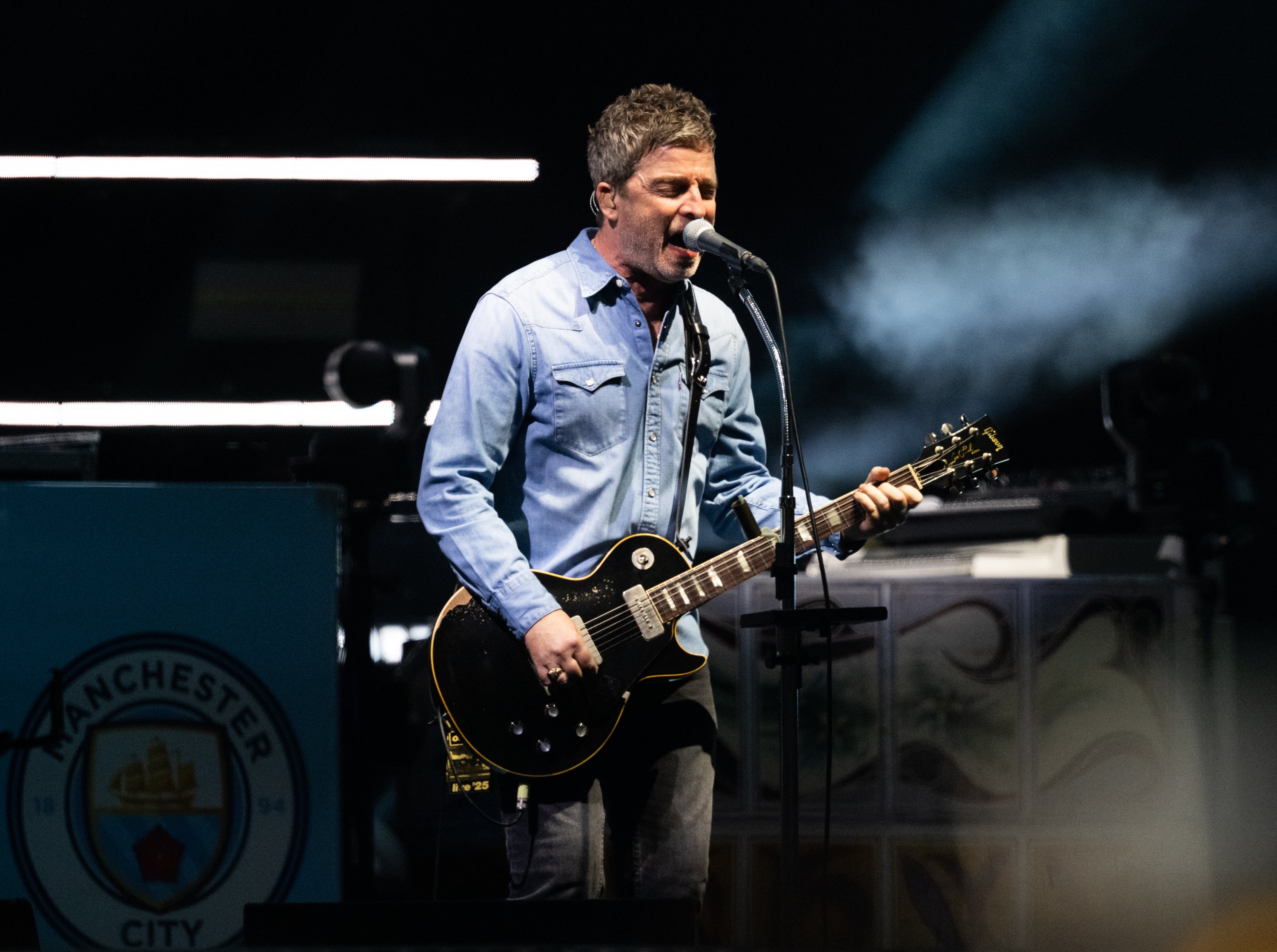 Noel Gallagher de Oasis en Cardiff Noel Gallagher de Oasis en Cardiff