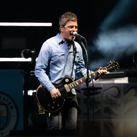 Noel Gallagher de Oasis en Cardiff Noel Gallagher de Oasis en Cardiff