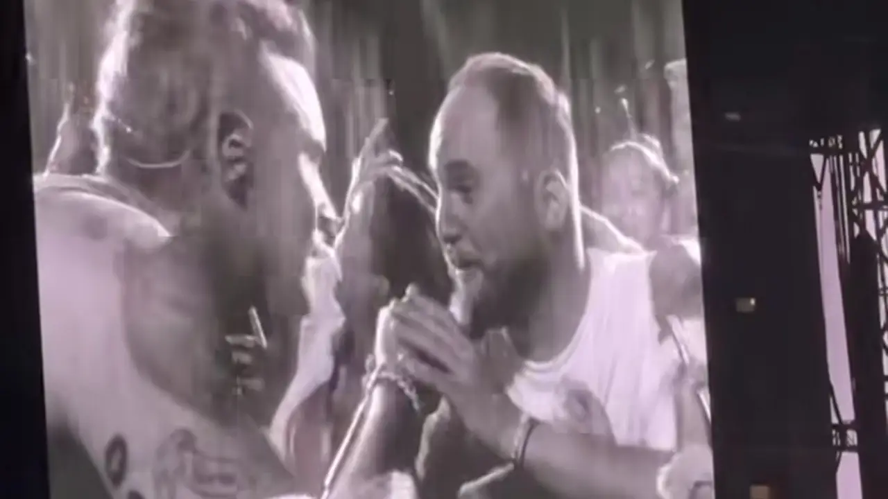 Robbie Williams y Edgar cantando en Barcelona Robbie Williams y Edgar cantando en Barcelona