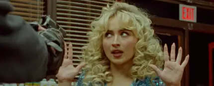 Sabrina Carpenter en Manchild Sabrina Carpenter en Manchild