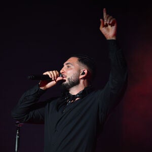 Omar Montes canta Matador junto a Ilia Topuria durante el Arenal Sound