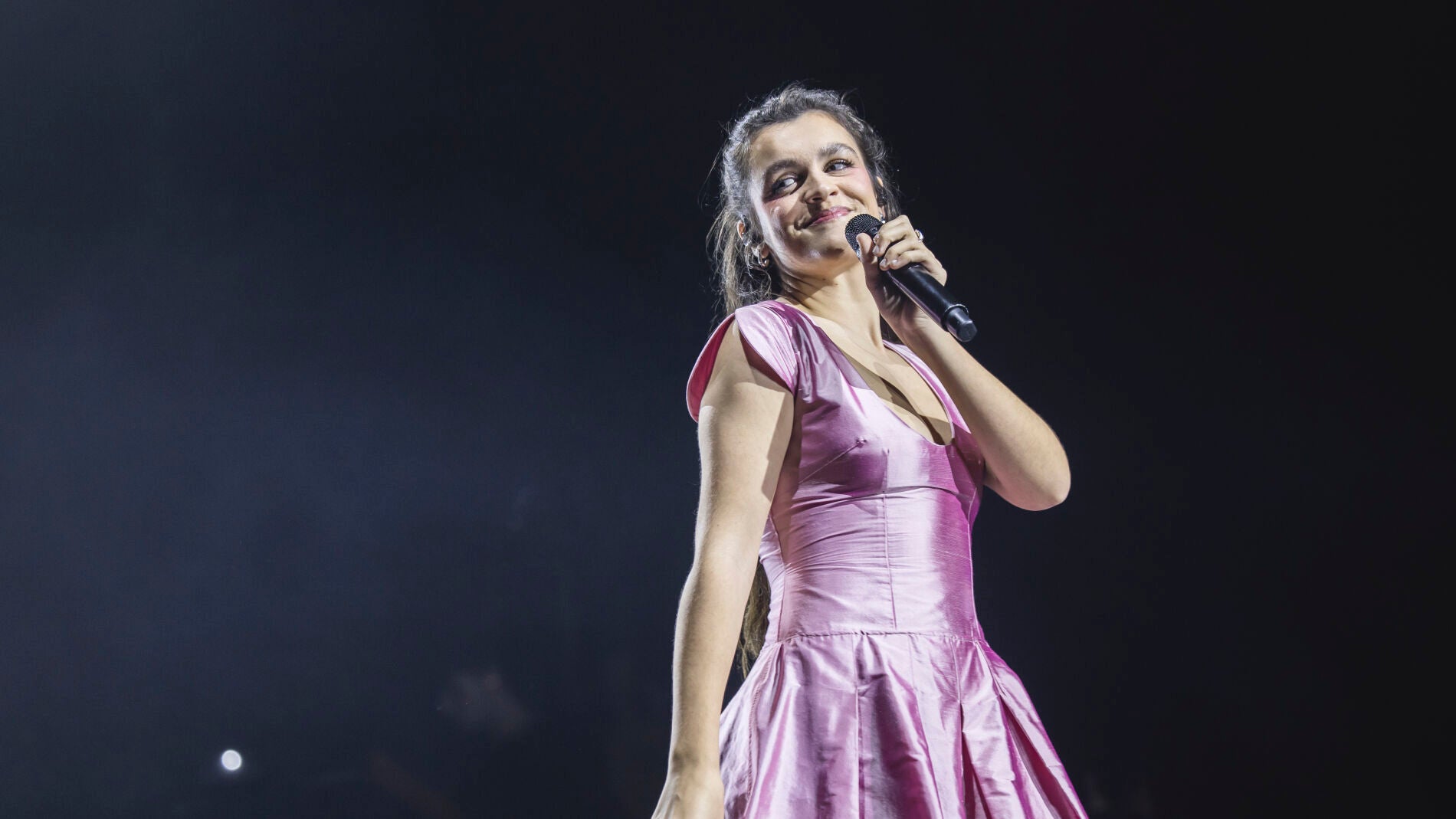 La cómica reacción de Amaia al soltar un gallo en un concierto